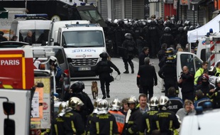 Des policiers dans une rue de Saint-Denis lors d'une opération antiterroriste contre des hommes retranchés dans un appartement, en lien avec les attentats de Paris, le 18 novembre 2015