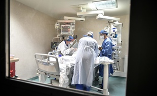 L'équipe médicale dans le service de réanimation de l'hôpital Pellegrin à Bordeaux le 22 septembre 2020.