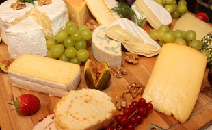 Un plateau de fromage. Illustration.