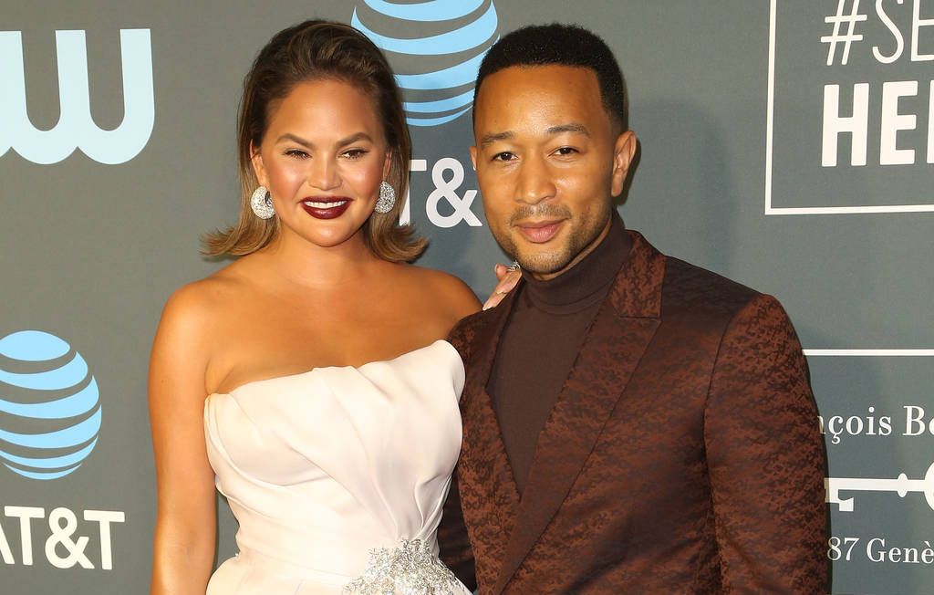 Chrissy Teigen aimerait bien qu'on arrête de demander à John Legend comment  il fait pour la supporter