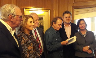 Remise du 34e prix littéraire 30 Millions d'amis à Stéphane Audeguy, le 23 novembre 2016, en présence de Michel Houellebecq et Réha Hutin.