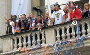 Loulou Nicolin a tenu son pari...Devant une foule en liesse, les joueurs ont reçu leur trophée et ont fêté le titre de champion de France. Comme dimanche, les supporters du MHSC sont venu en nombre sur la place de la Comédie, malgré la pluie.