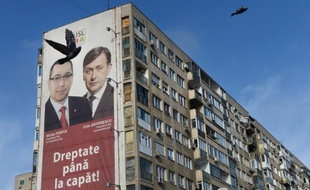Les Roumains votent dimanche pour élire leur Parlement et devraient donner une large victoire à la coalition de centre gauche au pouvoir mais la cohabitation avec son rival le président Traian Basescu fait craindre de nouveaux soubresauts dans un des pays les plus pauvres d'Europe.