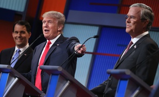Les candidats à la primaire républicaine Scott Walker, Donald Trump et Jeb Bush, lors du premier débat télévisé, le 6 août 2015.