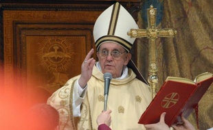 Toujours simplement vêtu de blanc et avec des chaussures noires communes, Jorge Mario Bergoglio, élu par surprise mercredi, a aussi exhorté ses "frères" cardinaux à "trouver de nouveaux moyens pour porter l'Evangile jusqu'aux confins extrêmes" de la terre.