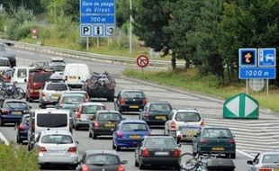 Le chassé-croisé du week-end du 15 août occasionnait près de 320 km de bouchons samedi à 14H00 sur le réseau routier après un pic à près de 440 km de retenues à 12H30, la circulation étant particulièrement dense dans la vallée du Rhône et en direction de l'Espagne.