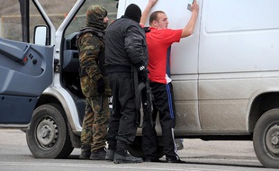 Des hommes armés et cagoulés patrouillent dans les rues de Crimée, le 28 février 2014.