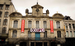La façade du Théâtre du Nord, à Lille, occupé pour protester contre la fermeture des lieux culturels.