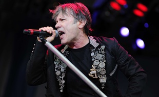 Bruce Dickinson, le chanteur du légendaire groupe de heavy metal Iron Maiden, sur scène en République tchèque en juin 2014.