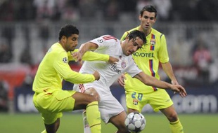 Luca Toni (au centre) cerné entre deux Lyonnais, lors de Bayern - Lyon, en Ligue des champions, le 30 septembre 2008.