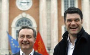 Fabien Pelous, l'ex-capitaine du XV de France et 2e ligne du Stade toulousain, a été présenté mercredi par le maire centriste apparenté UMP de Toulouse, Jean-Luc Moudenc, comme l'un de ses colistiers pour l'élection municipale.