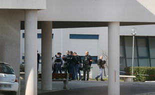 Des policiers se tiennent devant le lycée de Grasse où a éclaté une fusillade, jeudi 16 mars.