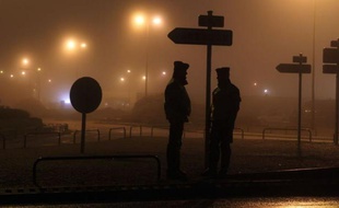 Du MOX, combustible très radioactif et controversé contenant du plutonium, est depuis mercredi 2H35 environ à Cherbourg, en attente d'un départ dans la journée pour le Japon, après un convoi terrestre sous haute surveillance et sans encombre d'environ d'heures parti de l'usine Areva de Beaumont-Hague.