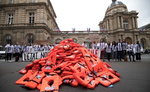 348 gilets de sauvetage, un par sénateur, ont été déposés par un collectif devant le palais du Luxembourg, le 19 juin 2018.