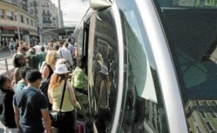 La reprise en régie du tram et des 400 bus sera effective d'ici un an maximum.