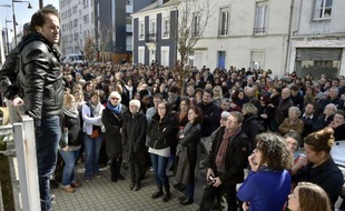 Des travailleurs sociaux de Loire-Atlantique sont venus rendre hommage à un éducateur mort poignardé la semaine précédente, devant les locaux de la protection de l'enfance de Nantes, le 23 mars 2015