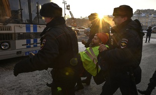 Des policiers russes arrêtent un manifestant en gilet jaune dimanche 16 décembre devant le siège des services secrets russes.