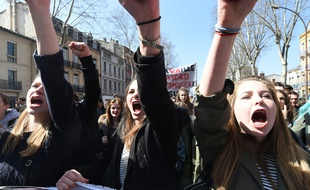 French youths take part on March 24, 2016 in Toulouse, in a demonstration against the implementation of the French Labour minister new labour legislation. / AFP PHOTO / ERIC CABANIS