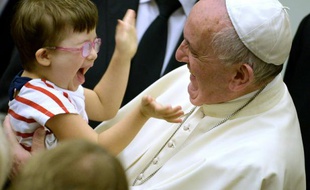 Le pape François salue un enfant pendant une audience au vatican le 5 septembre 2015