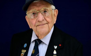 Don Sheppard, vétéran britannique de 94 ans, pose à Basildon (Angleterre) avant d'entreprendre le voyage vers la France pour les commémorations du débarquement en Normandie, le 3 juin 2014
