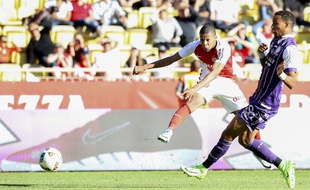 Kylian Mbappé allume Alban Lafont.