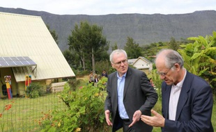 Le PDG d'EDF, Jean-Bernard Levy, inaugure une installation photovoltaïque à Saint-Denis de la Réunion, le 2 février 2016