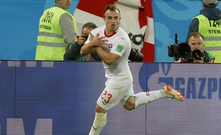Shaqiri, faisant le signe de l'aigle après son but contre la Serbie