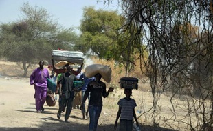 Des personnes fuient les violences de Boko Haram, près de la frontière entre Niger et Nigeria, le 25 mai 2015