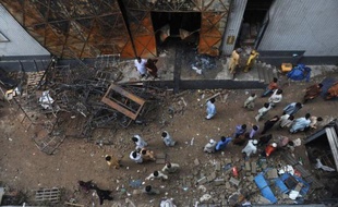 La mégapole pakistanaise de Karachi, port méridional grouillant et dangereux de près de 18 millions d'habitants, est constellée d'usines et de fabriques improvisées aux conditions de travail misérables et remplies d'employés sans statut payés entre 5.000 et 10.000 roupies (entre 40 et 80 euros) par mois.