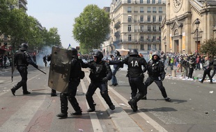 Des policiers à Paris lors des manifestations du 1er mai.