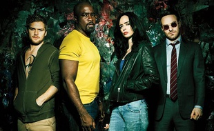 Danny, Luke, Jessica et Matt sur la pochette de leur 1er album, «The Defenders»