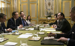 Le Preminer ministre britannique David Cameron avec le Président français François Hollande à l'Elysée le 15 février 2016 à Paris