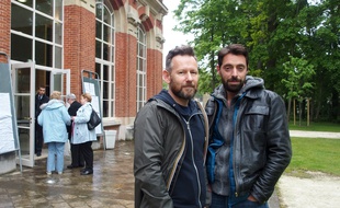 Yerres, le 7 mai 2017. Loïc et Yann font partie des manifestants opposés au ralliement de leur maire Nicolas-Dupont-Aignan au FN.