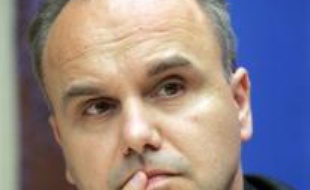 Les députés du Nouveau Centre, d'ordinaire peu critiques envers la majorité, ont fait part d'un certain mécontentement mardi en déplorant, par la voix de leur porte-parole Nicolas Perruchot, "le manque de cohérence et de lisibilité du gouvernement", à quelques mois des municipales.
