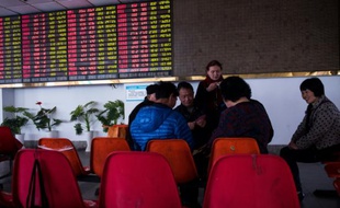 Des investisseurs surveillent les mouvements des titres financiers dans une maison de courtage à Shanghaï, le 28 mars 2016