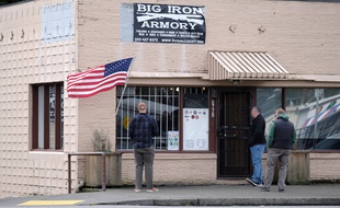 Des clients attendent l'ouverture d'une armurerie dans l'Oregon le 26 mars 2020.