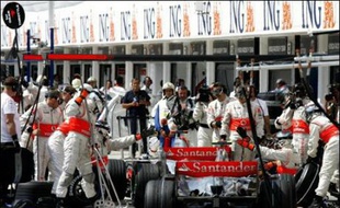 McLaren-Mercedes, avec Lewis Hamilton et Fernando Alonso, domine le championnat de F1 mais paradoxalement l'écurie traverse une crise grave: accusée d'espionnage par Ferrari, elle doit maintenant gérer des relations internes tendues, notamment entre ses pilotes.