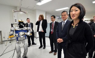 "Madame Ohmori !! C'est vous ? Mais vous n'avez pas changé depuis que je suis venue faire mes stages au Japon !" C'est avec émotion que la ministre française Fleur Pellerin a retrouvé à Tokyo la personne qui lui avait trouvé deux stages ouvriers dans l'archipel, "une expérience marquante".