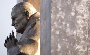 La statue controversée du pape Jean Paul II à Ploërmel, dans le Morbihan.