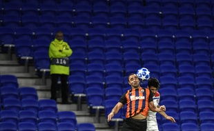 Buteur surprise en fin de partie dans un huis clos déprimant, Léo Dubois a sauvé les Lyonnais au bord de la rupture contre le Shakhtar (2-2).
