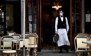 Un serveur masqué dans un bar parisien, le 15 juin 2020.