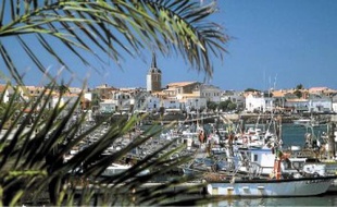 Le port et ses maisons typiques aux toits de tuiles promettent une charmante promenade.