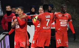 Hatem Ben Arfa félicité par ses coéquipiers après son chef-d'oeuvre inscrit à Angers, samedi 6 avril.