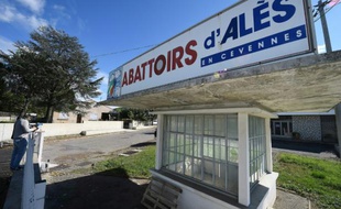 Un journaliste à l'entrée de l'abattoir d'Alès fermé par mesure de précaution après une plainte de l'association L214, le 15 octobre 2015 en France.