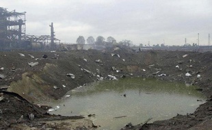 Photo du cratère formé à la suite de l'explosion de l'usine AZF de Toulouse, prise le 23 septembre 2001.