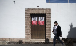 Paurata, le 28 Avril 2019. Une femme marche devant un bureau de vote où est affiché un portrait du Premier minstre espagnol, Pedro Sanchez.
