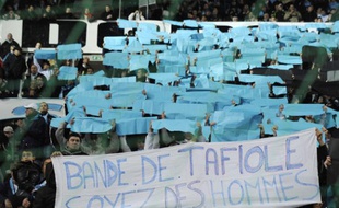 Les supporters marseillais déploient une banderole face à Arles-Avignon, le 5 février 2011.