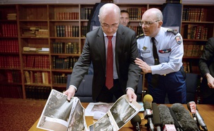 Le procureur Brice Robin et le général David Galtier montrent des photos e la deuxième boite noire de l'A320.