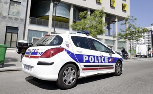Une voiture de police le 22 avril 2015 à Paris devant la résidence universitaire où vit Sid Ahmed Ghlam, soupçonné d'avoir voulu préparer un attentat