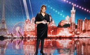 Françoise sur le plateau de Incroyable talent.